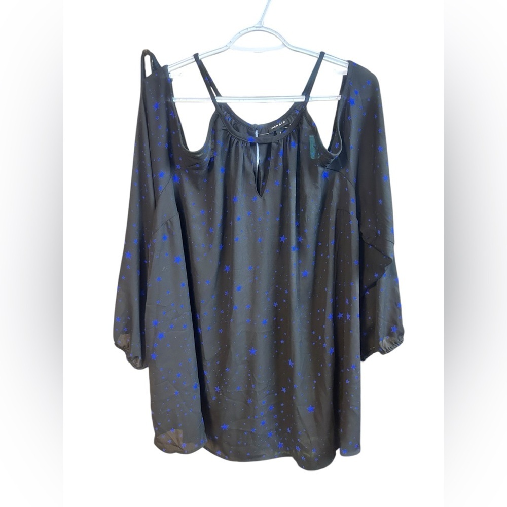 Torrid Women’s Georgette Cold Shoulder Keyhole Neck Black Blue Stars Size 4 - Picture 4 of 7